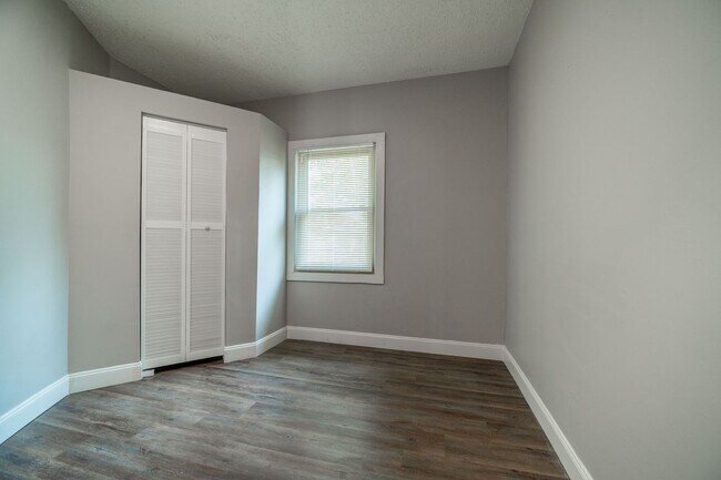 Building Photo - 810 Miller Ave