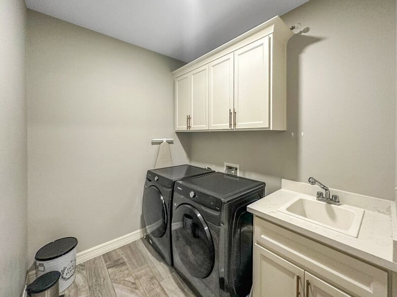 Building Photo - 4005 Water Lily Ave