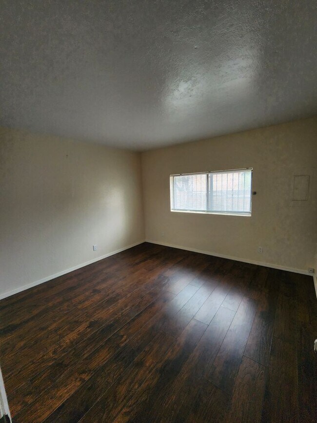 Building Photo - 505 Princeton Dr SE