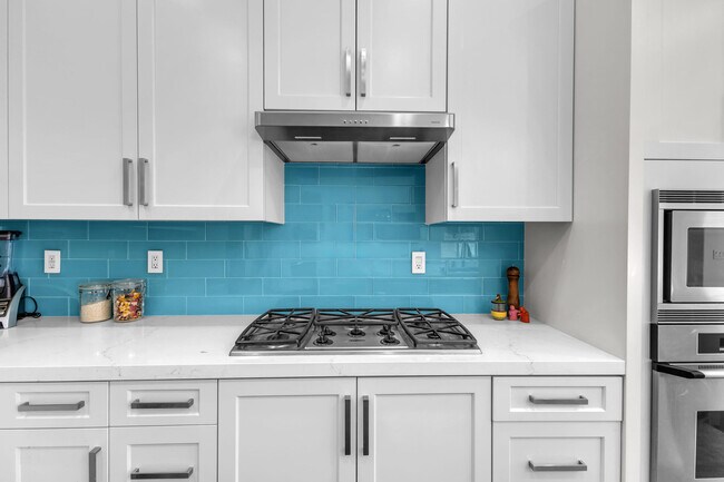 Building Photo - 35 Calle La Reina