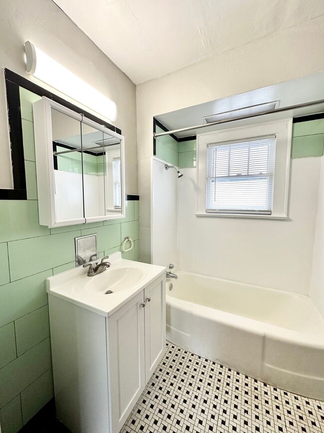 Building Photo - DEPOSIT MOVES YOU IN! NO RENT UNTIL SEPTEM...