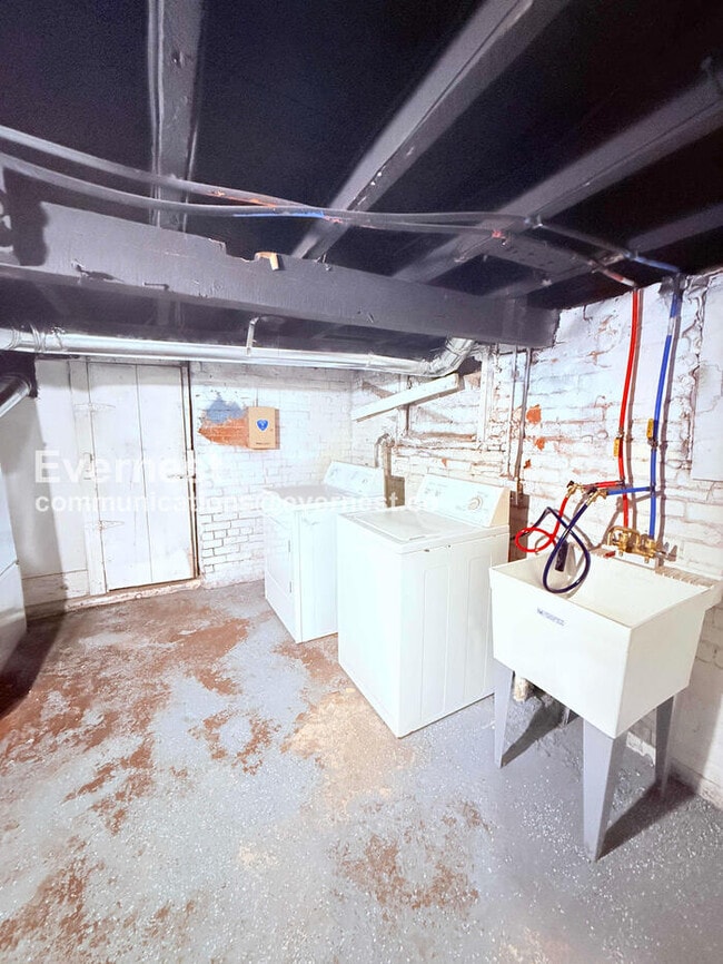 Building Photo - 3 Bed/1 Bath Home with Off-Street Parking / Pet-Friendly / Available Now!