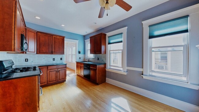 Building Photo - [In-Unit Laundry; Garden] Townhouse-Style Living, with Historical Details & Parking!