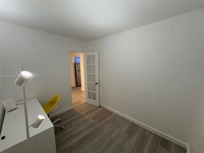 Building Photo - 1340 Lincoln Rd