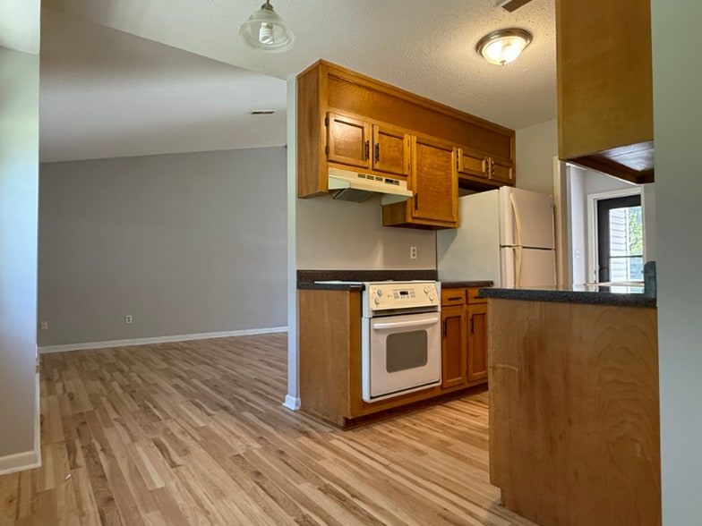 Building Photo - 9746 Wallwood Dr SE