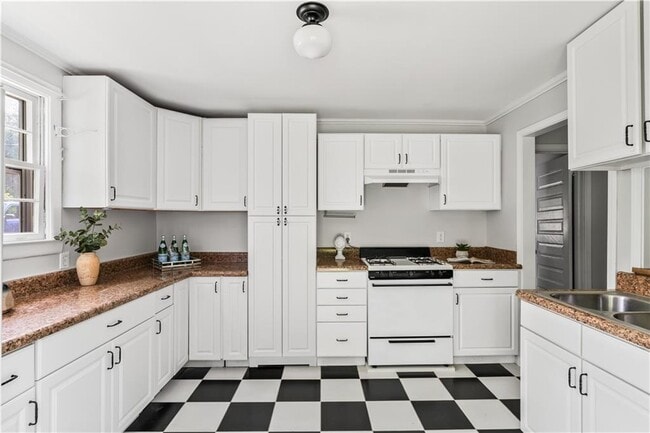 Building Photo - 240 Melrose Ave