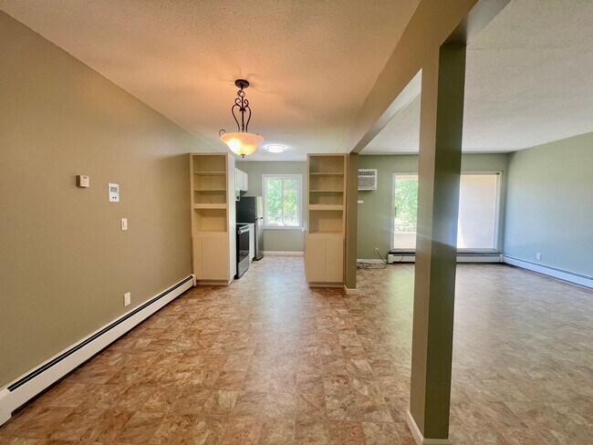 Building Photo - 1 Bedroom, 1 Bathroom Apartment In Desirable Location!