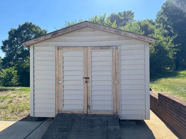 Building Photo - 4221 Valley Cir