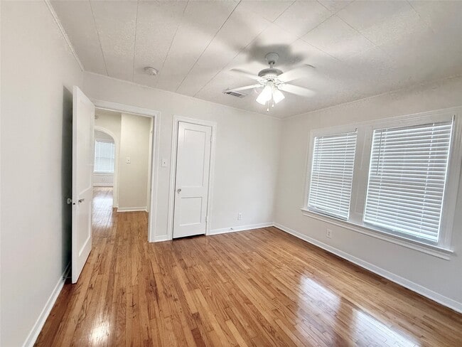 Building Photo - 813 Gale St