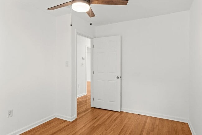 Building Photo - Newly Renovated Alcoa Cottage!!
