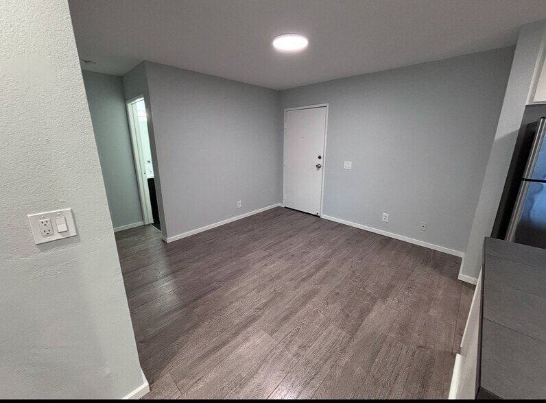 Building Photo - 7531 Hampton Ave