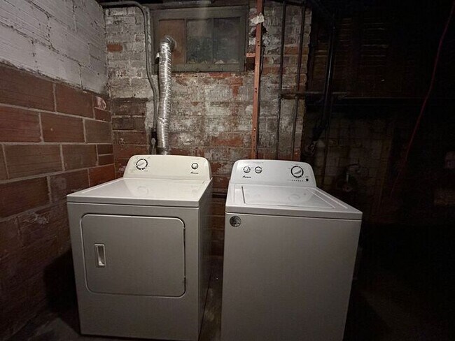 Building Photo - $1,800 | 3 Bedroom, 2 Bathroom Multi Floor...