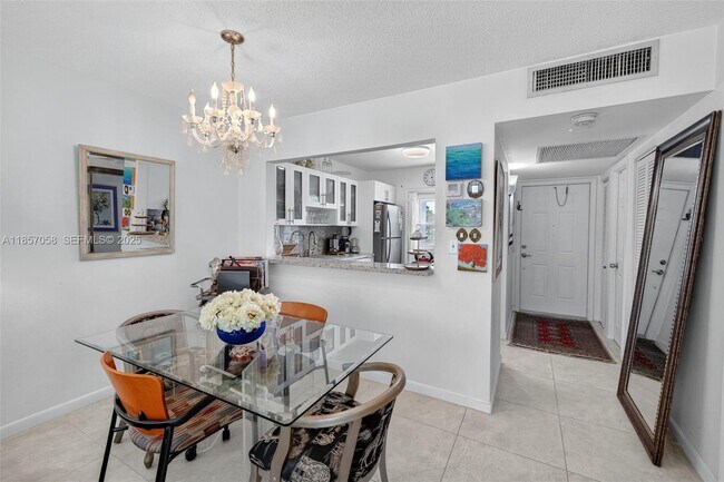 Building Photo - 2200 Park Ln