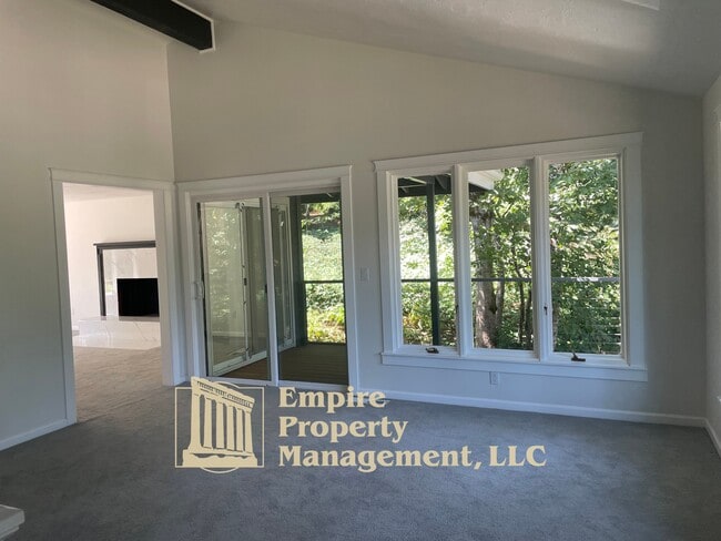 Building Photo - 2022 Floral Hill Dr