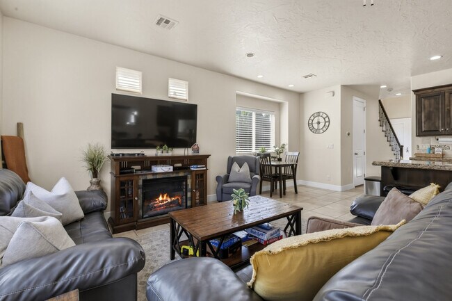Building Photo - 4221 Torrey Pines Dr