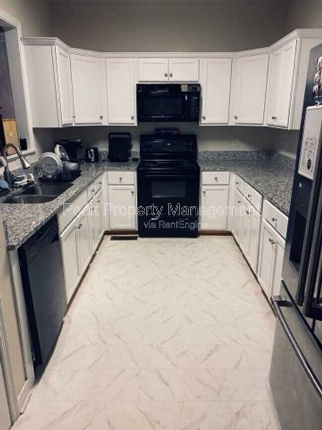 Building Photo - 117 E 13th St