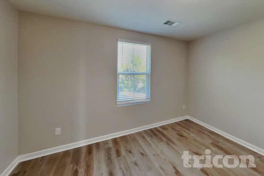 Building Photo - 1845 Belle Arbor Dr