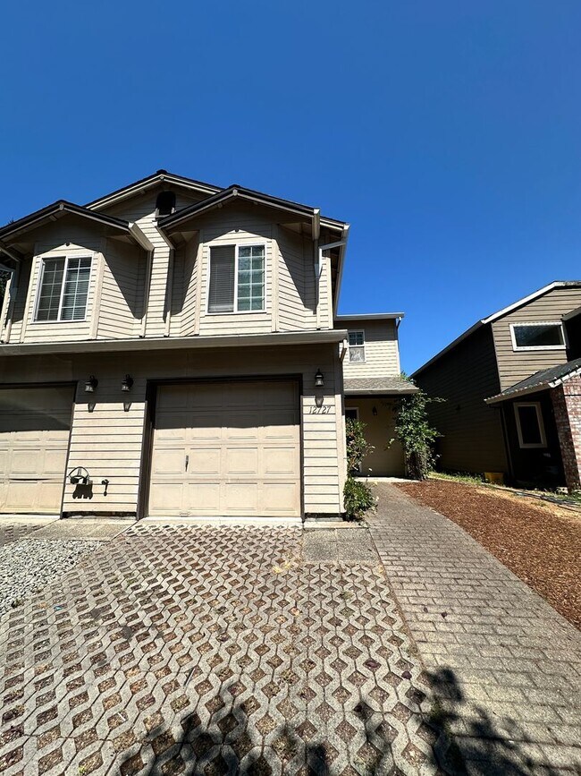 Building Photo - Lydia Court Duplex