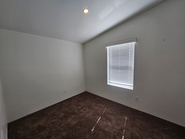 Building Photo - Very cute 3 bed/2 bath manufactured home w...