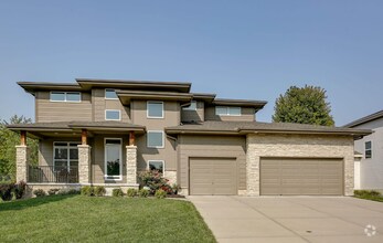 Building Photo - Stylish Living & Modern Comfort in Mission...