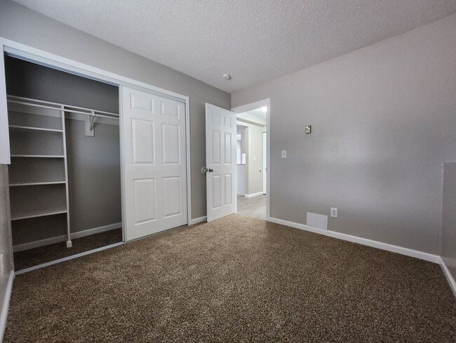 Building Photo - 2922 Straus Ln