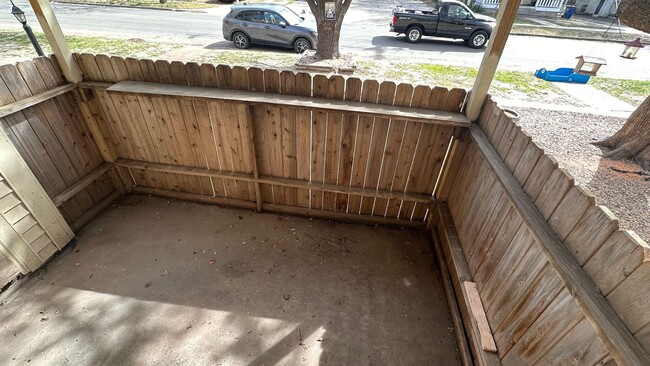 Building Photo - $1195 - 3 bed 2 bath - Apartment located i...