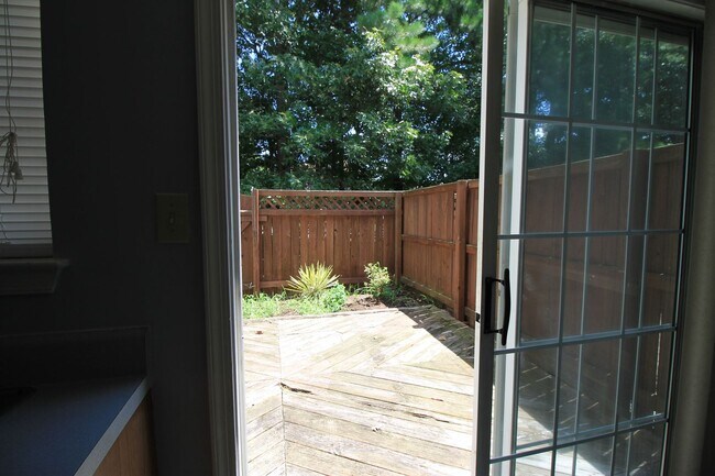 Building Photo - 2 Bedroom 2 Bath Townhome