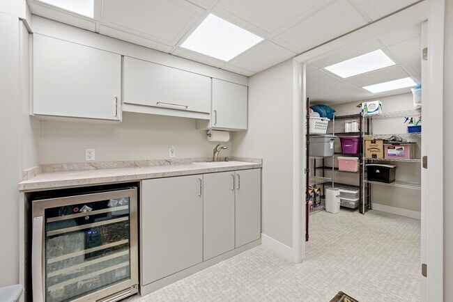 Building Photo - 2721 Wilshire Dr S