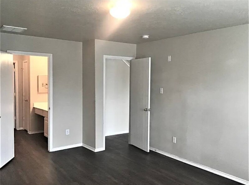 Building Photo - 9530 Belleclaire Ln