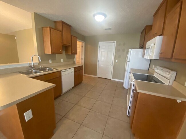 Building Photo - Spacious 3Bed/2Ba Brick Home in a Quiet Ne...