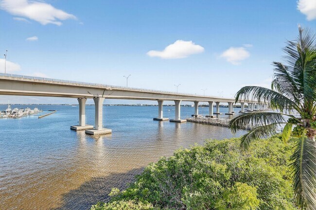 Building Photo - 415 NW Flagler Ave