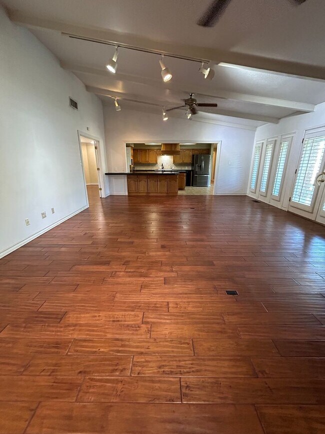 Building Photo - Beautiful Large Family Home!!!