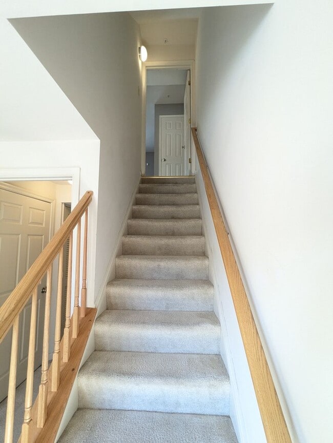 Building Photo - 3 Level End Unit townhouse available mid O...