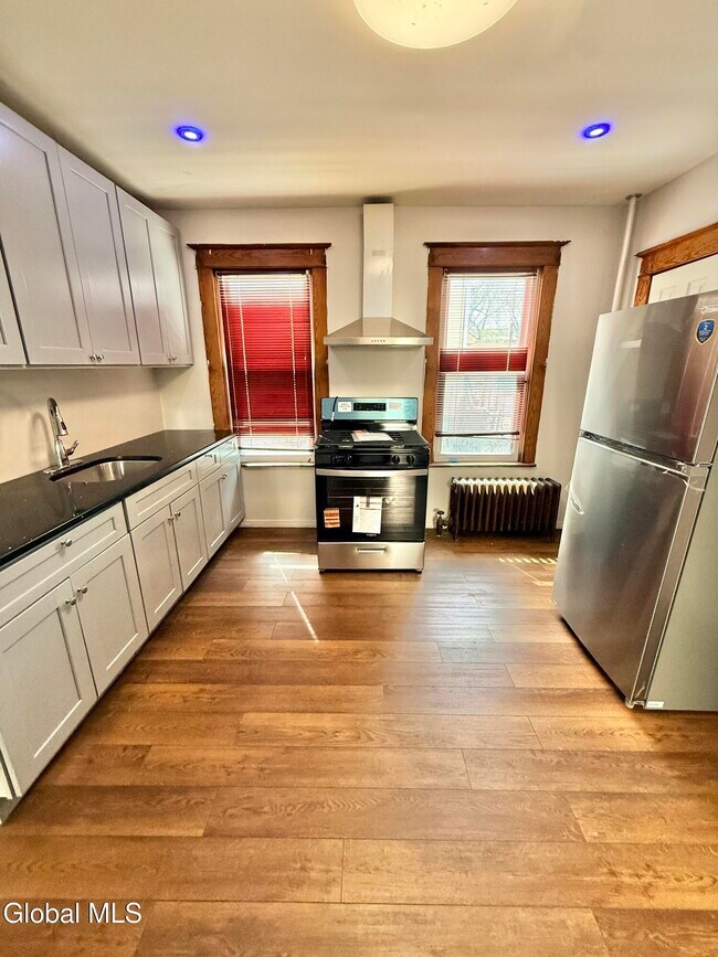 Building Photo - 1120 Pleasant St