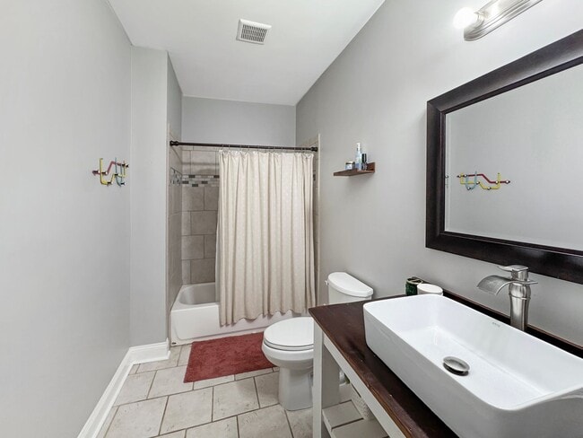 Building Photo - Large 4 bedroom, 3 bath home recently updated near Chickasaw Gardens