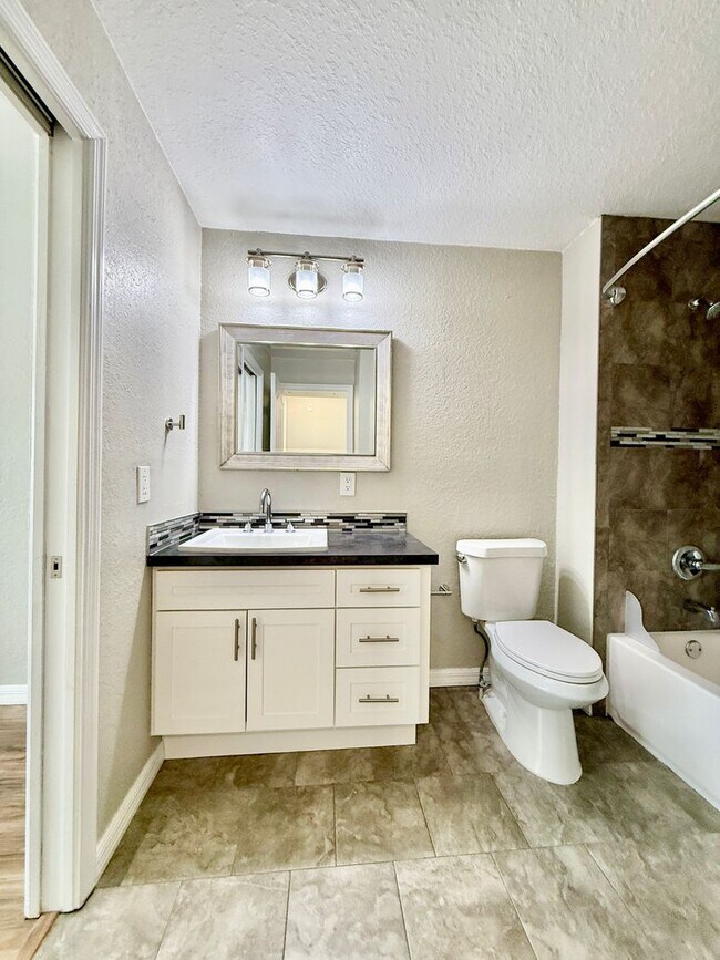 Building Photo - Immaculately updated 3/2.5 Three-Story Maitland Condo in Visconti!