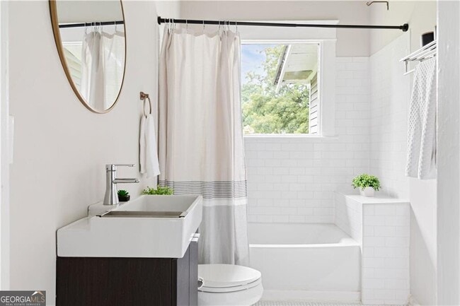 Building Photo - 1423 Fairbanks St SW