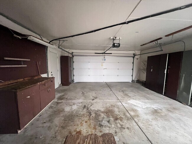 Building Photo - $500 OFF FIRST MONTH'S RENT!!!  BEAUTIFUL TWO LEVEL 3BD/3BA HOME AVAILABLE IN NEWARK, CA !!!!!!