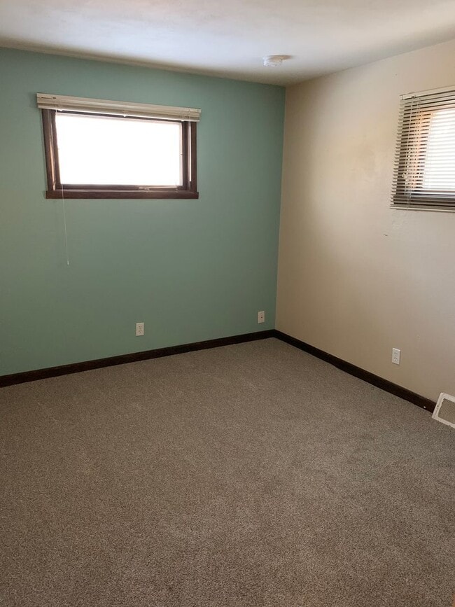 Building Photo - 4720 Cayuga Rd
