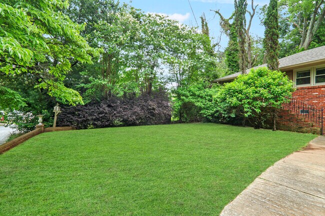 Building Photo - 932 Winburn Dr