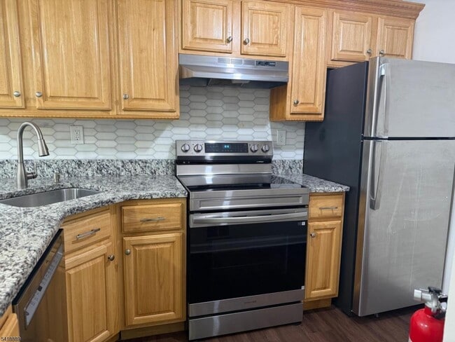 Building Photo - 751 Summer Ave