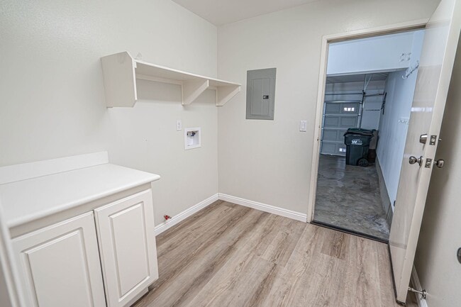 Building Photo - Bridgeport 3 Bedroom Townhome in Valencia!