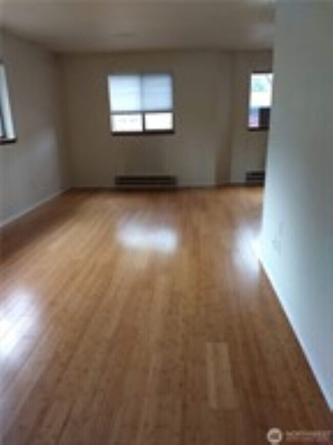 Building Photo - 285 SE Croston Ln