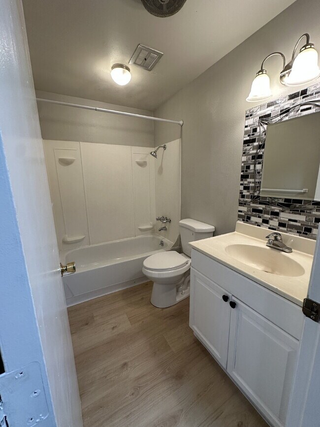 Building Photo - 2 Bedroom - 1 1/2 Bathroom End Unit