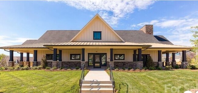 Building Photo - 758 Latrobe Dr