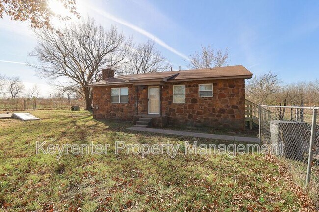 Building Photo - 1705 Bixby Rd