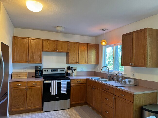 Building Photo - Absolutely Darling INDIANOLA cottage, full...