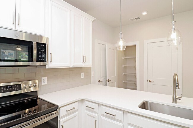 Building Photo - Pet-Friendly Brookhill Commons Townhome-Style Condo