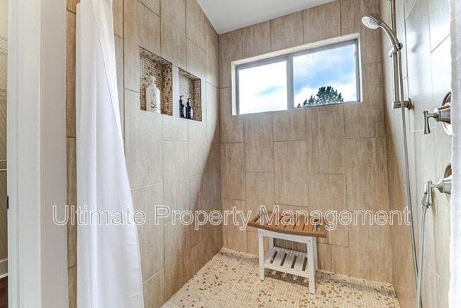 Building Photo - 207 St Luke Ct