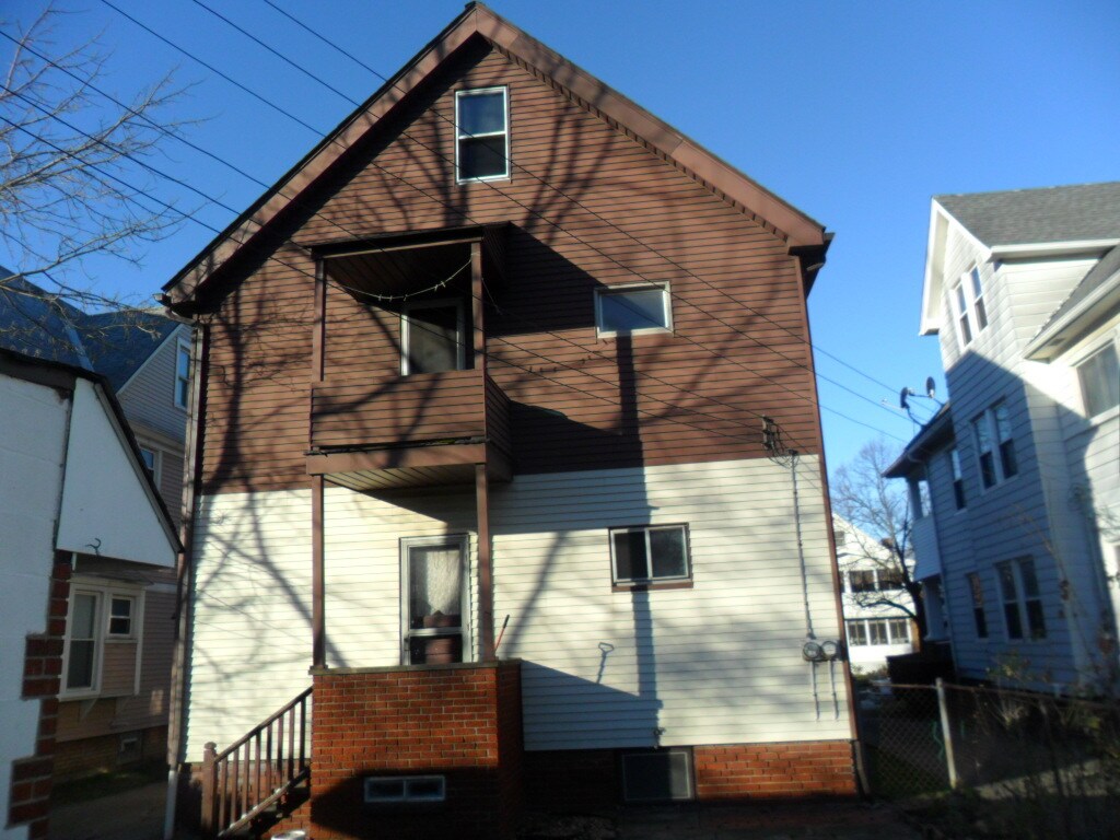 Back patio. - 1673 Victoria Ave